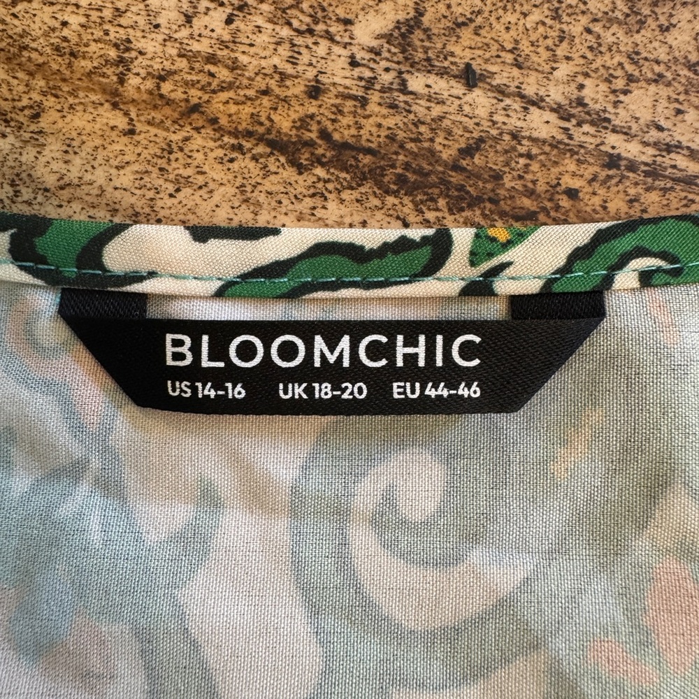 BloomChic Floral Blouse Bell Sleeve Size 14/16 - Picture 4 of 9